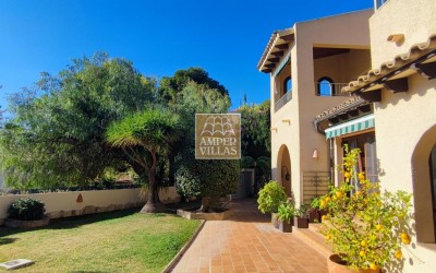 Villa im mediterranen Stil mit schönem Garten und 2 separaten Wohnungen in Altea